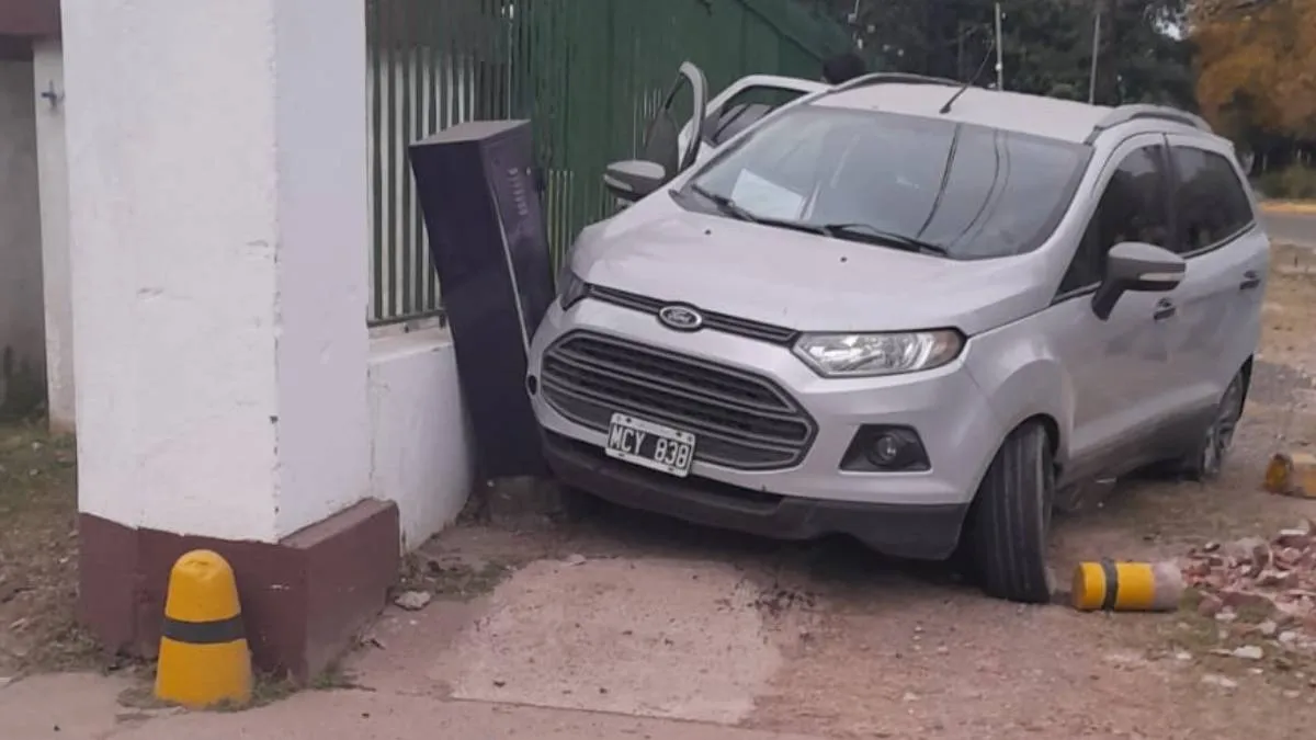 Paraná: conductora alcoholizada chocó contra el Hospital Militar y dejó al nosocomio sin luz - imagen de origen
