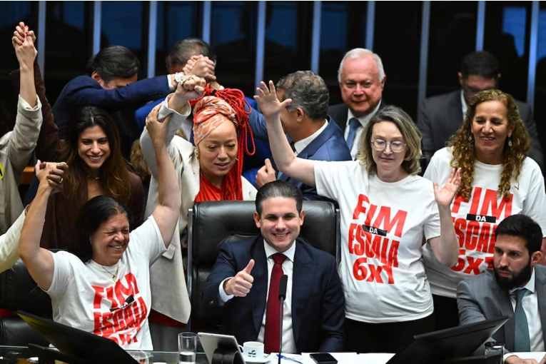 Diputados de Brasil aprobaron la reducción de la jornada laboral - imagen de origen