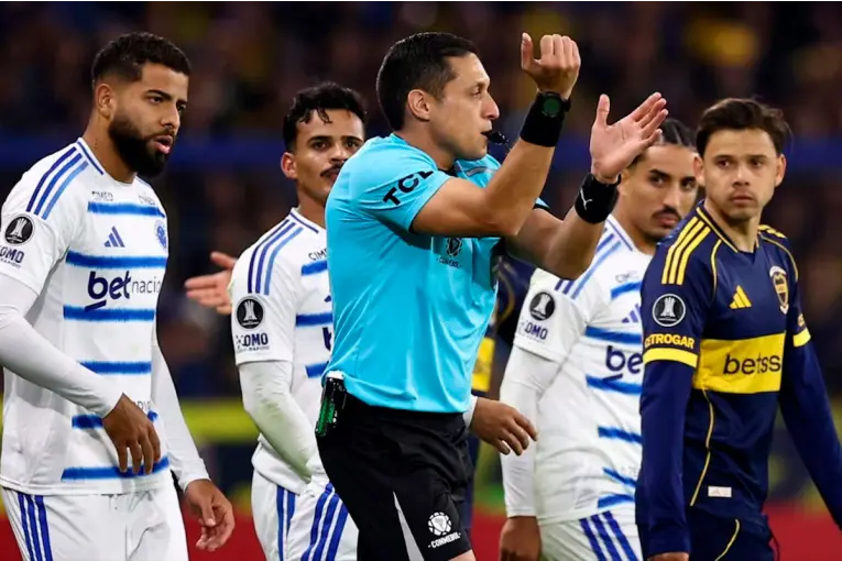 Polémica en Boca-Cruzeiro: los audios del VAR que hablan de “posición antinatural” y las dudas - imagen de origen