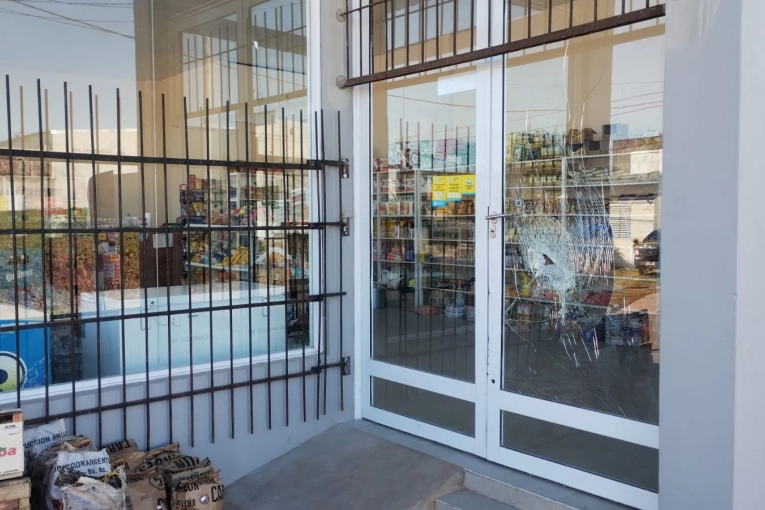 Le robaron hace un mes en su comercio, y ahora intentaron otra vez y causaron daños - imagen de origen