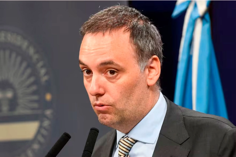 La Justicia le prohibió salir del país a Manuel Adorni en la causa por enriquecimiento ilícito - imagen de origen