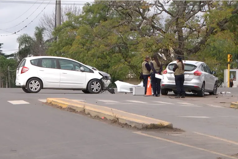 Hospitalizaron a mujer tras choque de dos autos en Avenida de las Américas: lo ocasionó una maniobra prohibida - imagen de origen