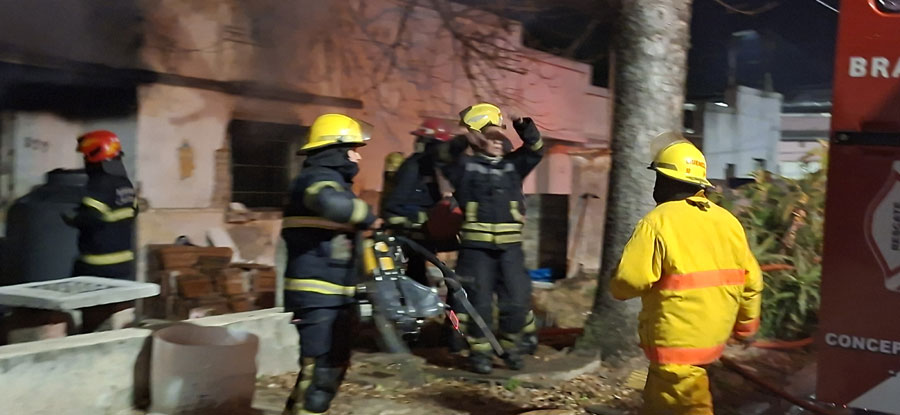 Dramático incendio en el Barrio La Concepción: el fuego afectó a tres viviendas y demandó un megaoperativo de Bomberos - imagen de origen
