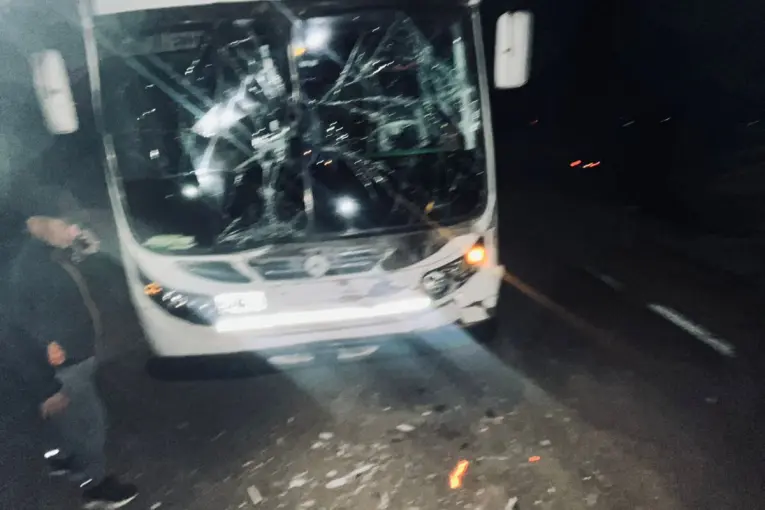 Dos colectivos chocaron en una rotonda en Concordia: uno de los vehículos había tenido una falla mecánica - imagen de origen