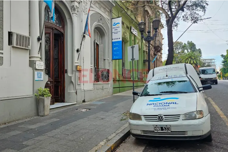 Trabajadores de LT14 rechazaron el retiro del móvil de exteriores de la radio de Paraná - imagen de origen