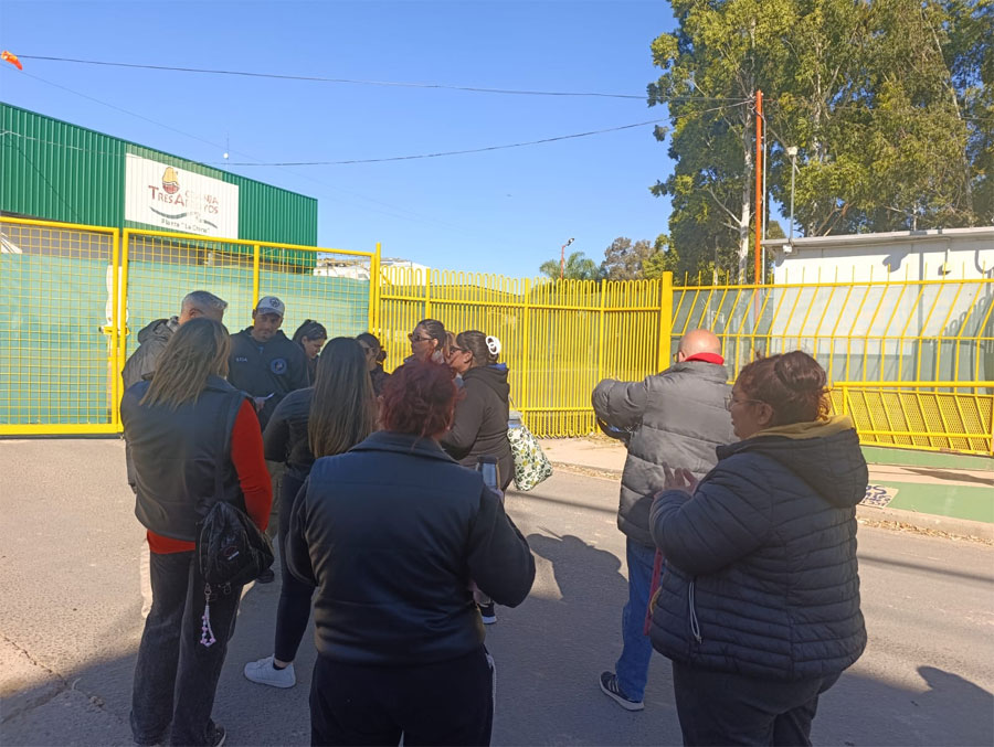 Tensión y reclamo: Familias se manifestaron frente a Granja Tres Arroyos por el pago de cuotas alimentarias - imagen de origen
