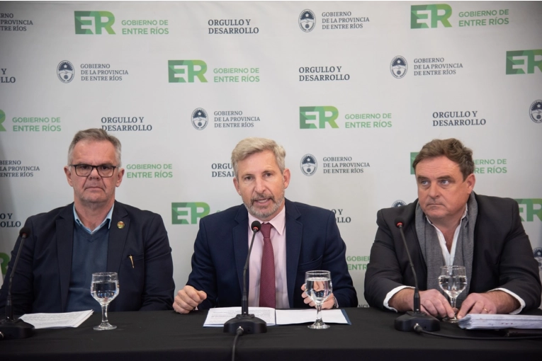 Frigerio anunció una millonaria inversión en maquinaria vial y obras para rutas - imagen de origen