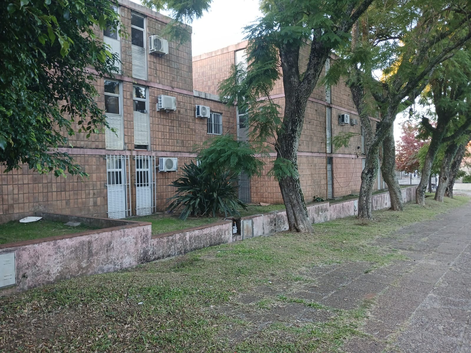 Vecinos de los edificios frente a la plaza Zorraquín denuncian una seguidilla de robos de medidores de gas - imagen de origen