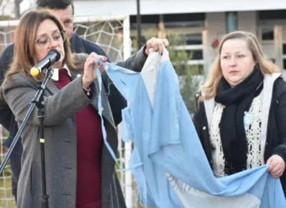 La Escuela Héroes de Malvinas rindió homenaje a la Bandera, Güemes y los veteranos con un emotivo Abrazo Ciudadano - imagen de origen