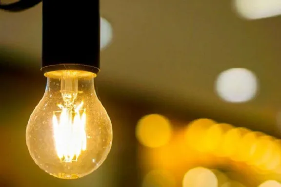 Un docente entrerriano necesita más de un día de trabajo para pagar la boleta de luz - imagen de origen