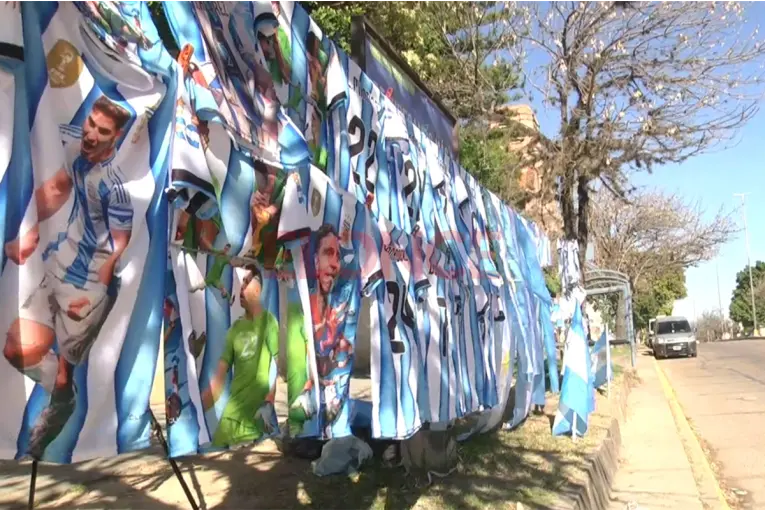Crece la venta de camisetas, banderas y accesorios en la previa del partido de Argentina y Jordania - imagen de origen