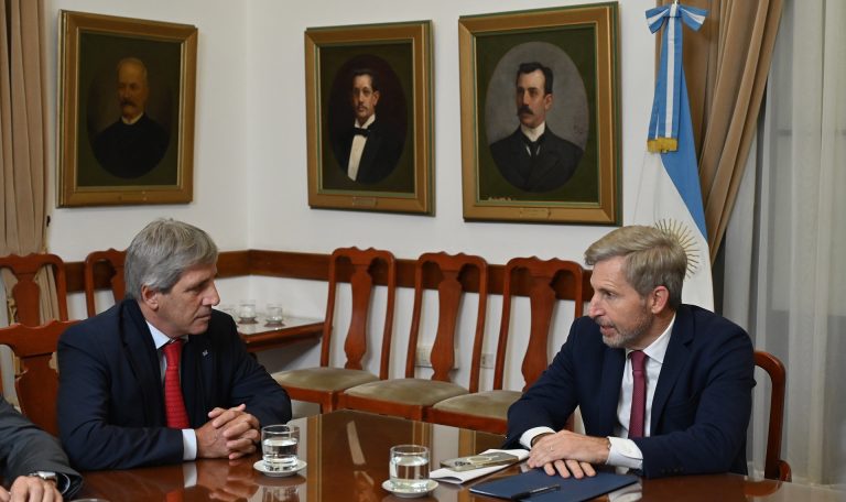 El ministro Caputo fue recibido por Frigerio y se reunieron con empresarios entrerrianos - imagen de origen