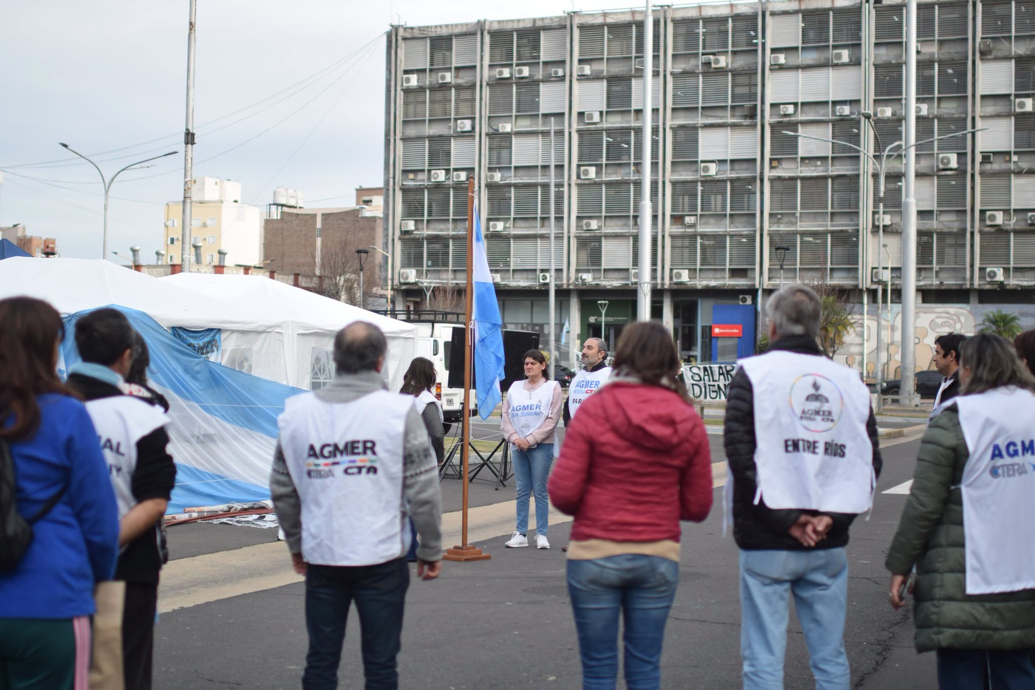 Vuelve el acampe docente a Plaza Mansilla: tejerán mantas solidarias - imagen de origen
