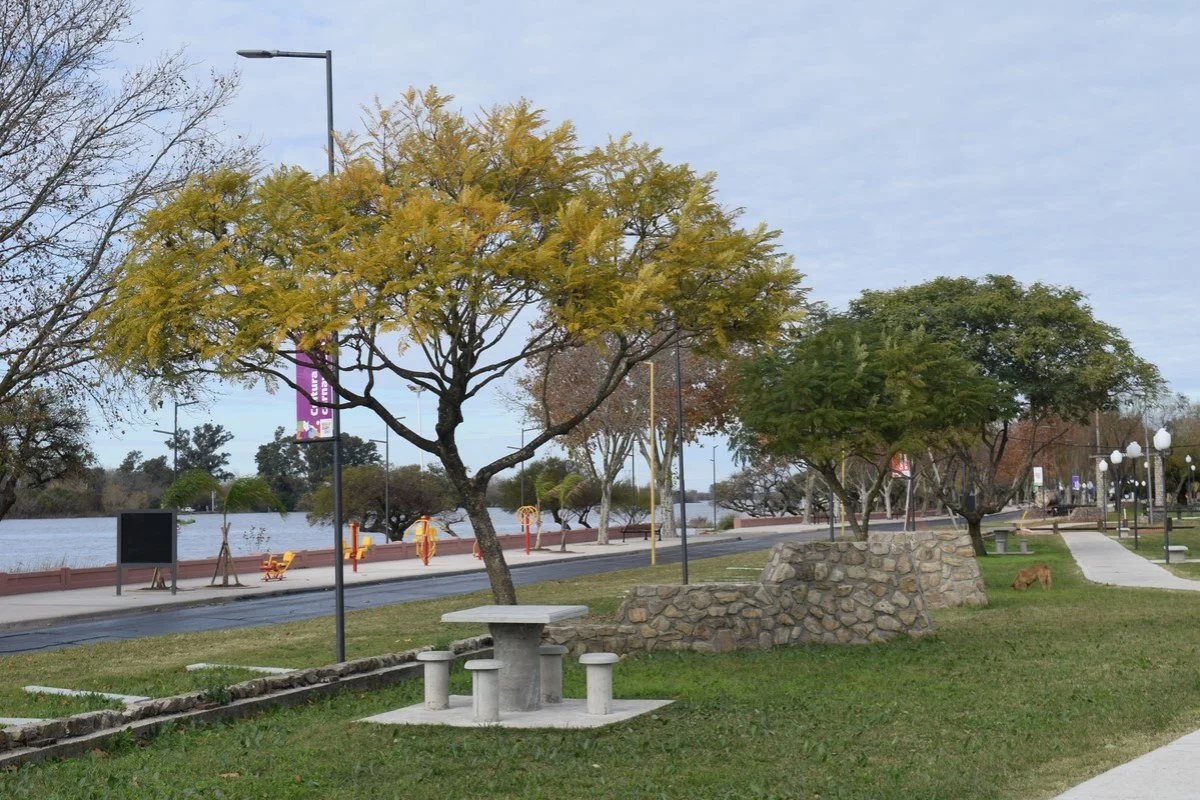 Una persona que caminaba por la Costanera Sur encontró a un hombre sin vida cerca del río Gualeguaychú - imagen de origen