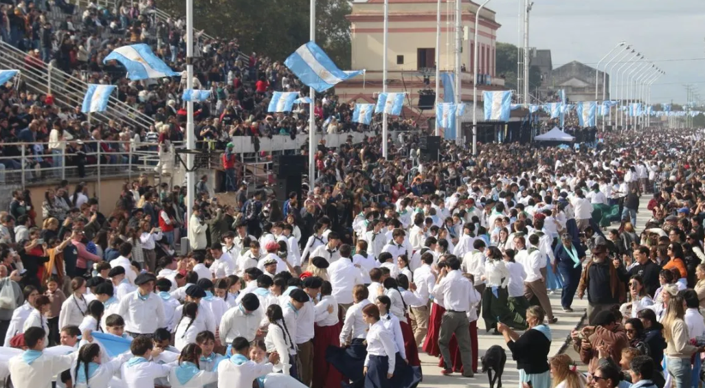 Masiva celebración del 25 de Mayo en Gualeguaychú: el fuerte rechazo de los vecinos a un intento de discordia - 7PAGINAS - imagen de origen