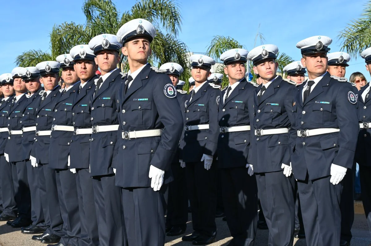 Cadetes y aspirantes de la Policía y el Servicio Penitenciario juraron fidelidad a la Bandera Argentina - imagen de origen