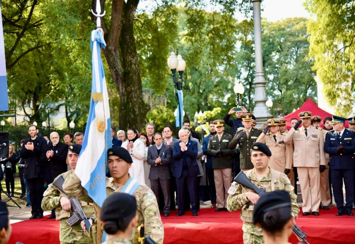 Concepción del Uruguay renovó su compromiso con la Bandera en un emotivo acto en plaza Ramírez - imagen de origen