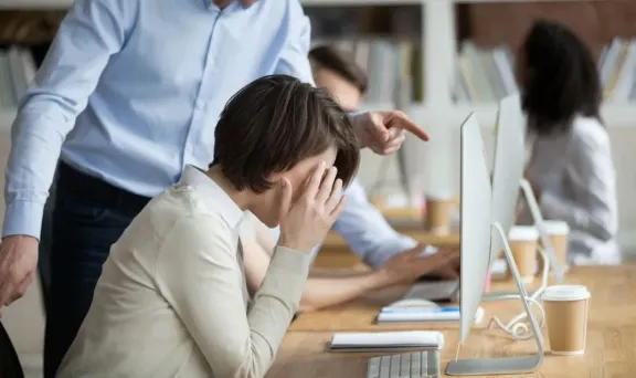 Proponen una ley que cambia el enfoque en denuncias por violencia laboral hacia uno que la prevenga y la erradique - imagen de origen