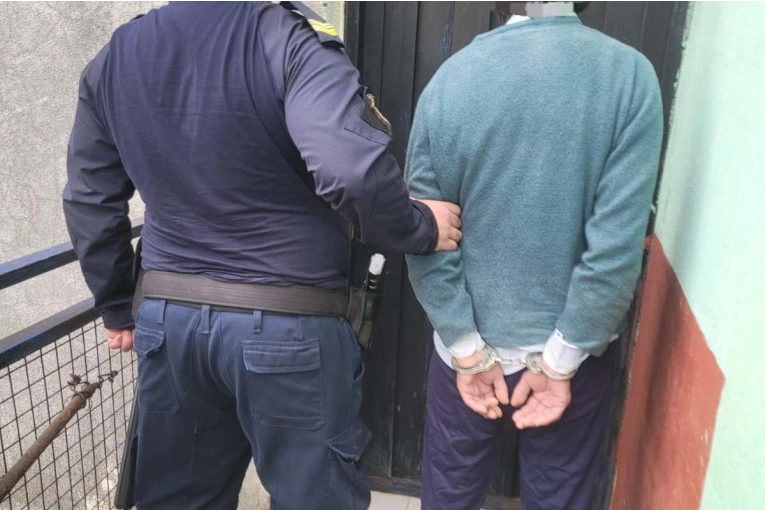 Amenazó a un vecino con una cuchilla y terminó detenido tras un allanamiento - imagen de origen