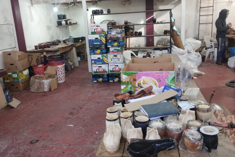 Picaron la pared, sacaron la reja y concretaron un robo millonario en una fábrica de mates - imagen de origen