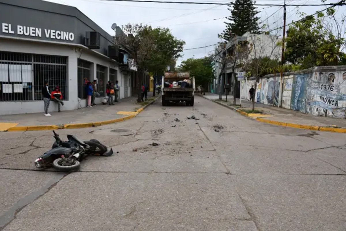 Murió un joven de 16 años tras chocar en moto contra un camión recolector en La Paz - Plaza Web - imagen de origen