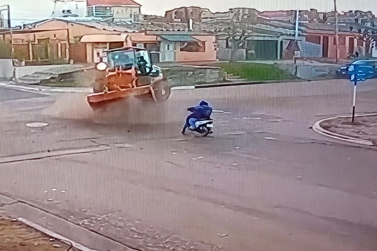 El maquinista alcoholizado que chocó siete vehículos también estuvo a punto de aplastar a un motociclista - imagen de origen