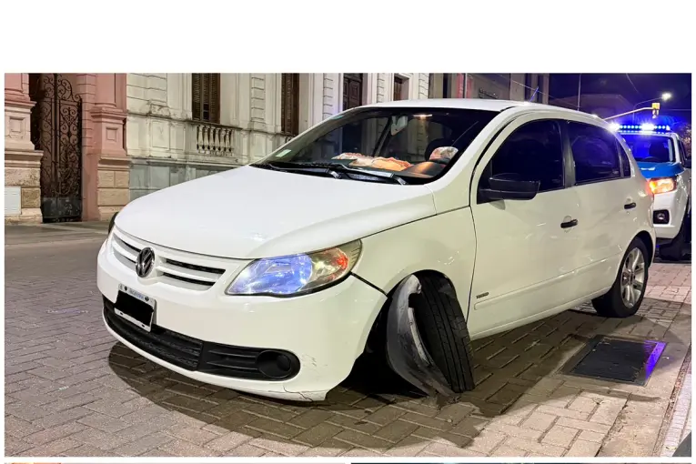 Joven conductor destrozó la rueda del auto al chocar contra una puntera en Paraná - imagen de origen