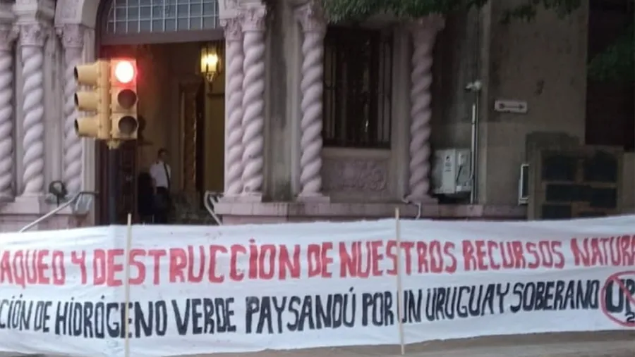 En Paysandú los vecinos entregaron las firmas contra la ubicación del proyecto de HIF Global | Análisis - imagen de origen