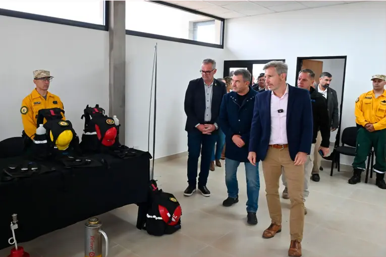 Frigerio entregó financiamiento al municipio de Victoria e inauguró la brigada forestal y obras en el hospital geriátrico - imagen de origen