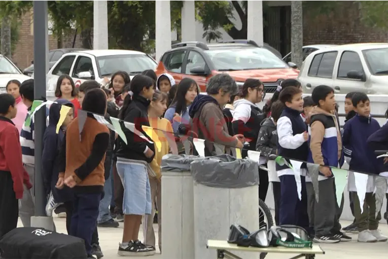 Estudiantes de dos escuelas participaron de una jornada de educación vial y ambiental - imagen de origen