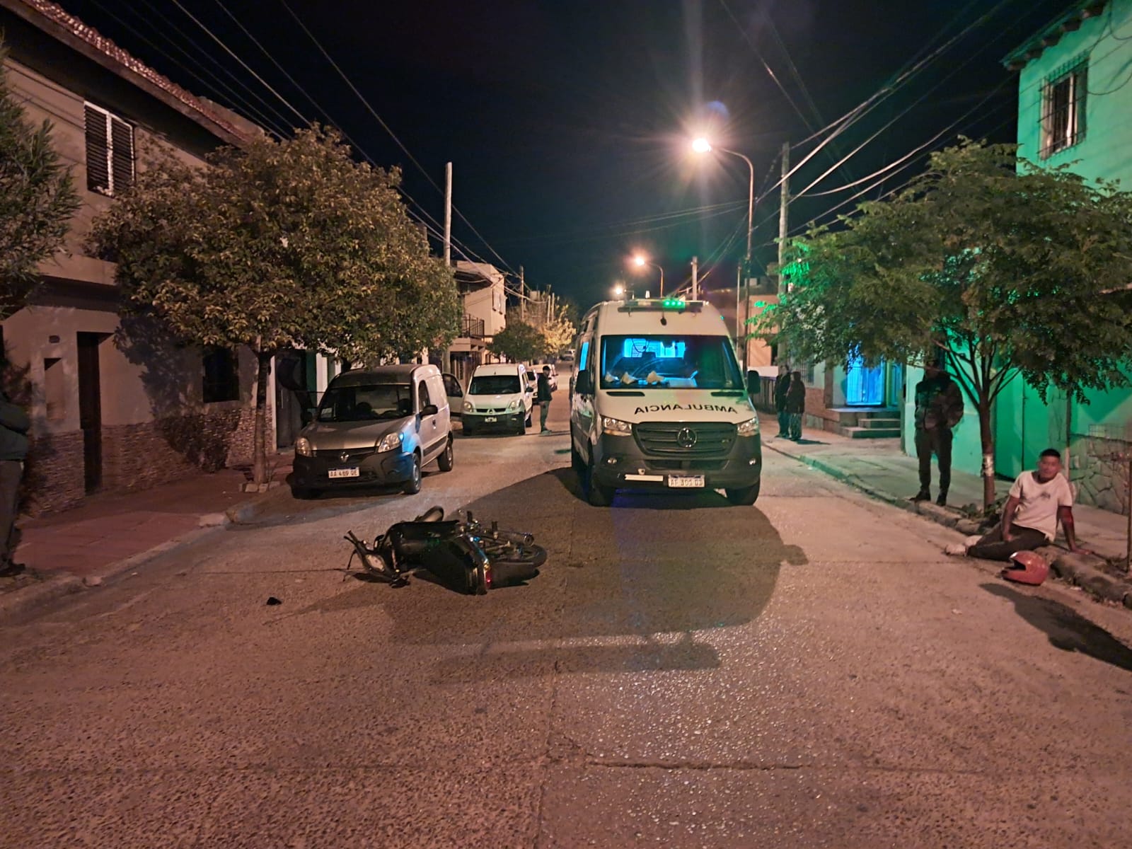 Accidente y detención en Concordia: conducía a alta velocidad, chocó un auto estacionado, su acompañante terminó lesionada e intentó negar el hecho - 7PAGINAS - imagen de origen