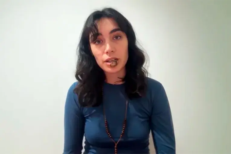 Joven influencer descubrió que tenía sífilis y decidió contarlo para promover la prevención - imagen de origen