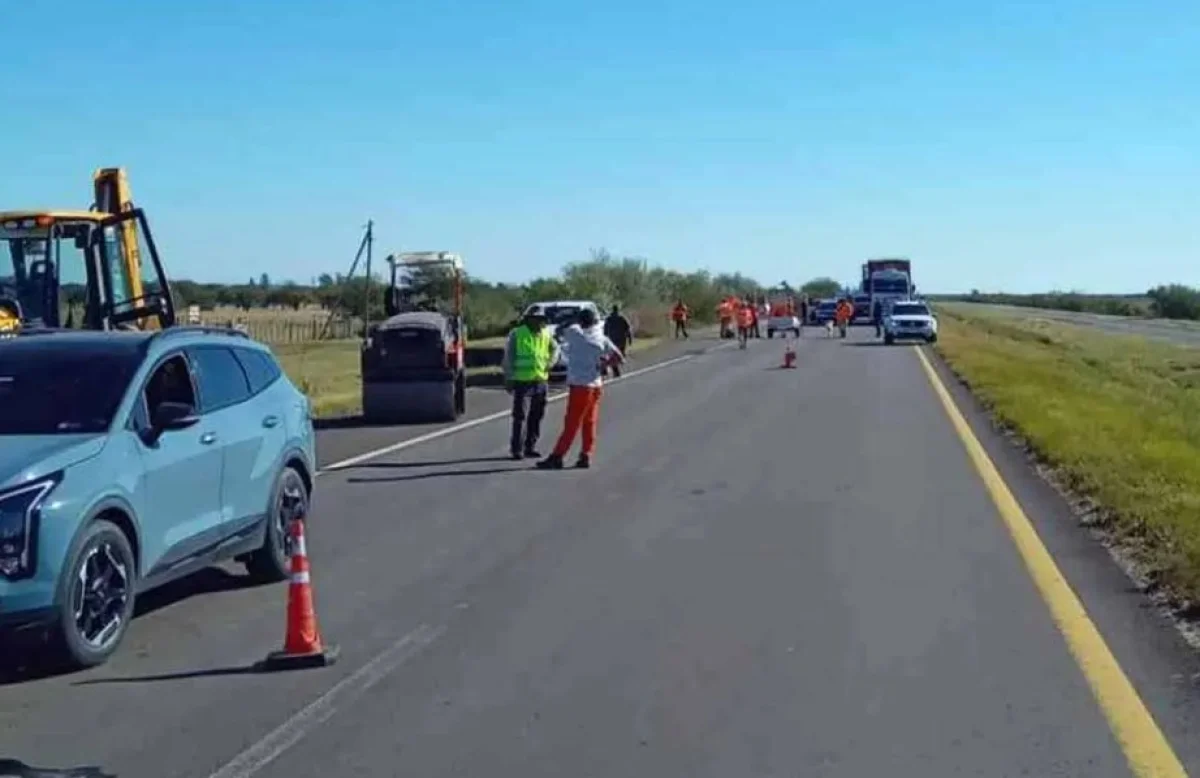 Un camión atropelló a un obrero entrerriano que realizaba tareas de bacheo en la Ruta 14 - imagen de origen
