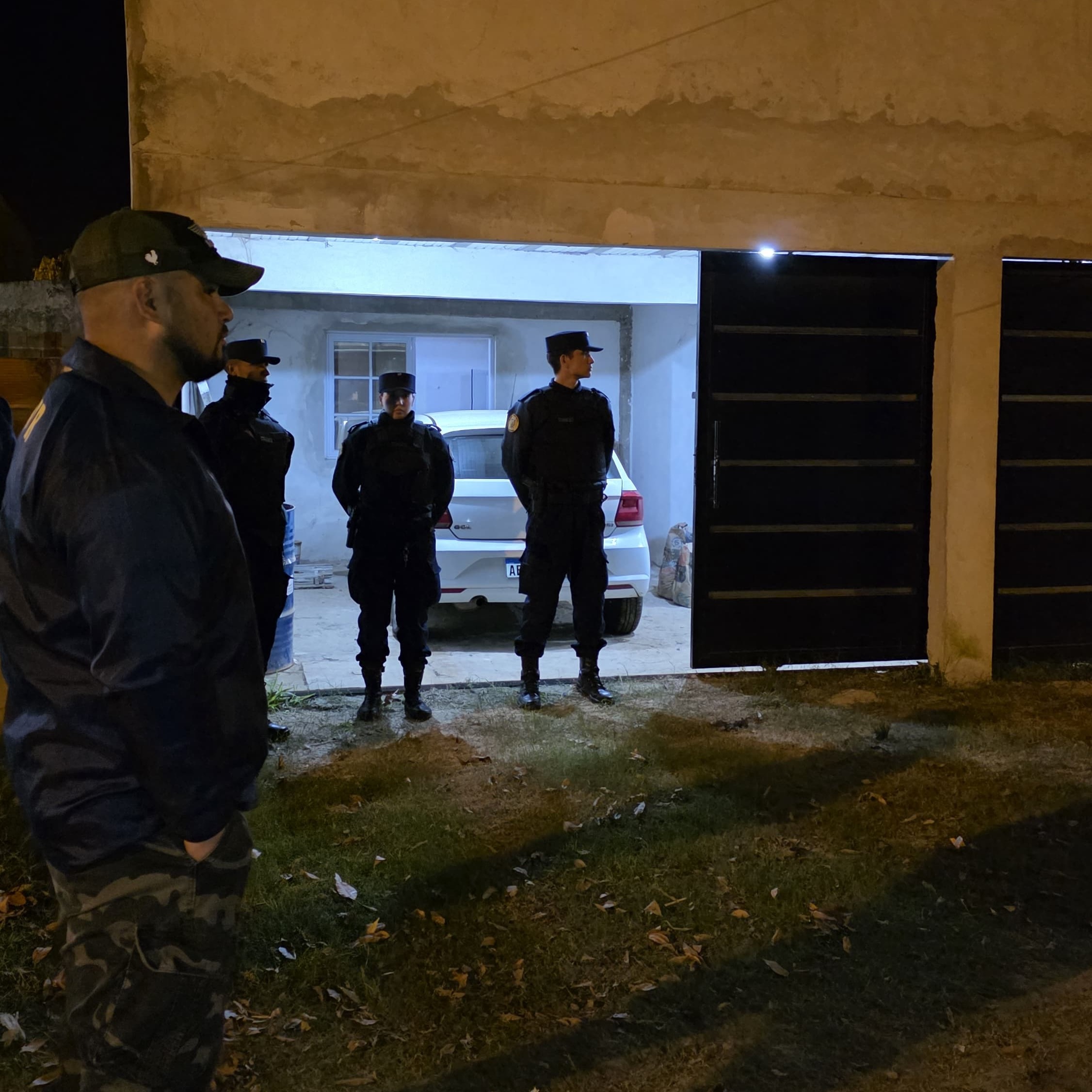 Allanaron una vivienda y secuestraron un revólver por la causa del prestamista acusado de torturar a un deudor - imagen de origen