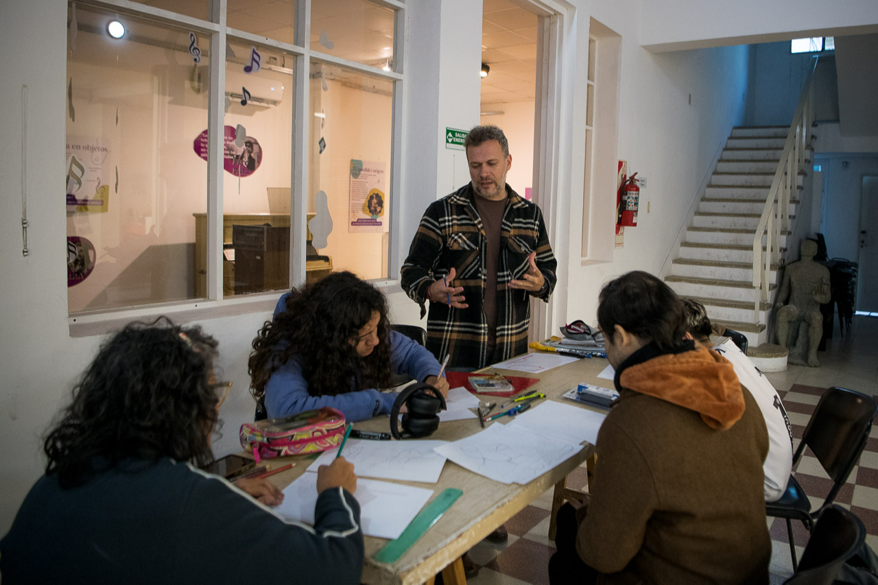 Comenzaron los Talleres Municipales Culturales con propuestas gratuitas en barrios paranaenses - Plaza Web - imagen de origen