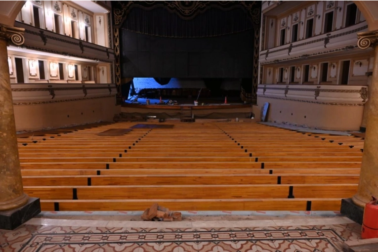 Con la colocación de las vigas de madera, avanza la reconstrucción del piso del Teatro Gualeguaychú - imagen de origen