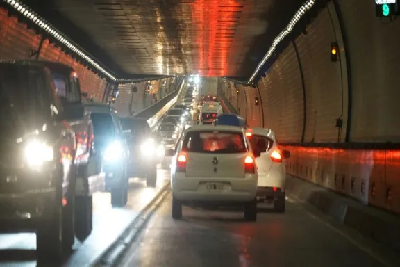 Evalúan la viabilidad técnica para habilitar el tránsito de bitrenes en el Túnel Subfluvial - imagen de origen