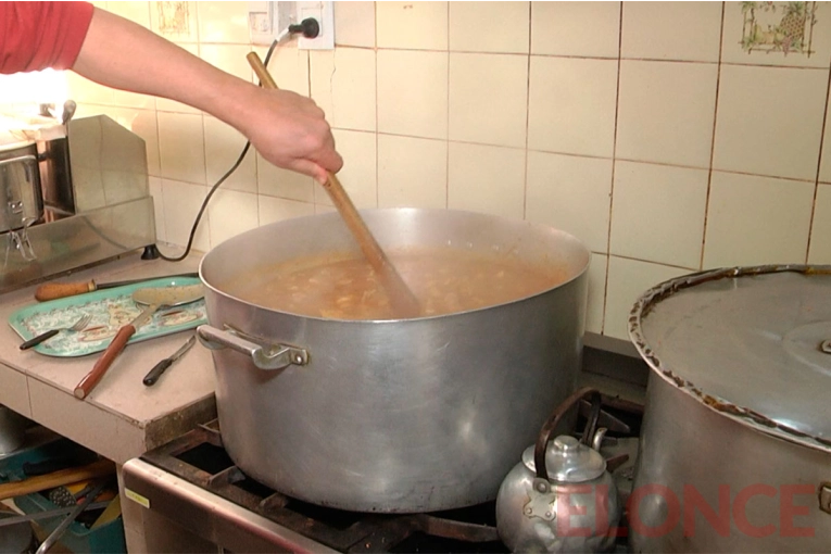 Cocinera de una escuela entrerriana deberá devolver más de $10 millones por faltas injustificadas - imagen de origen