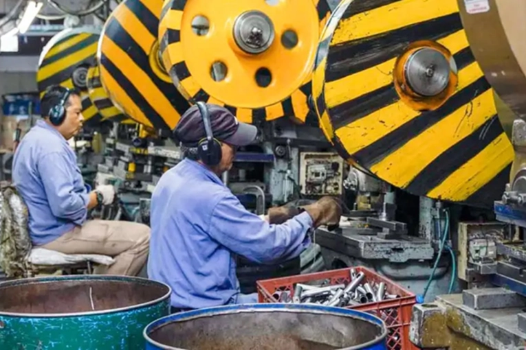 La industria acelera despidos por los sobrecostos energéticos que el Gobierno no quiere absorber - imagen de origen
