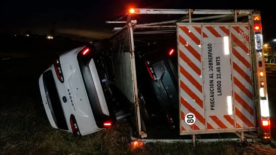 Volcó un camión cargado con autos cero kilómetros y hospitalizaron al conductor | Análisis - imagen de origen
