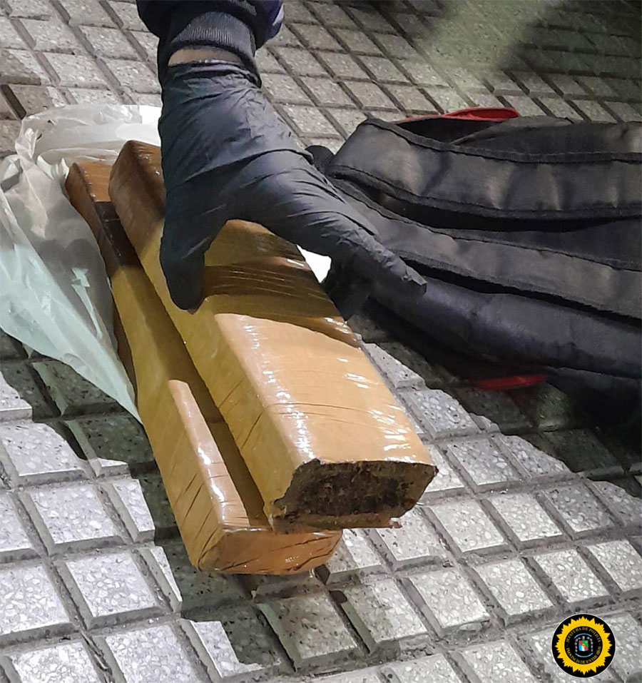 Operativo antidrogas en el microcentro de Paraná, secuestran casi 2 kilos de marihuana compacta - imagen de origen