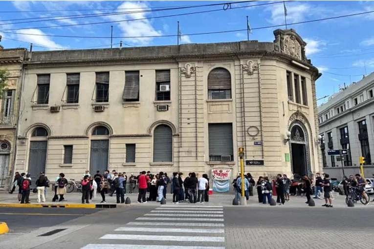 INDIO: Del niño que jugaba en el Correo de Paraná al mito del rock argentino - imagen de origen