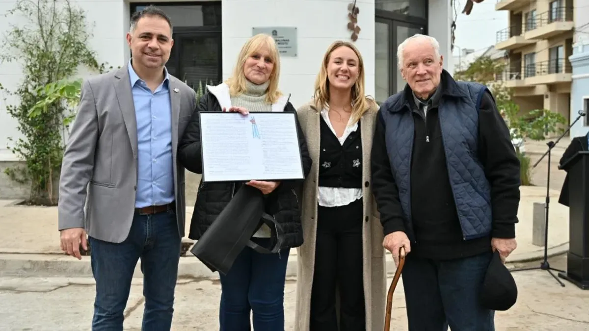 Gualeguaychú homenajeó a Carlos Mosto con nueva señalética en la calle que lleva su nombre - imagen de origen