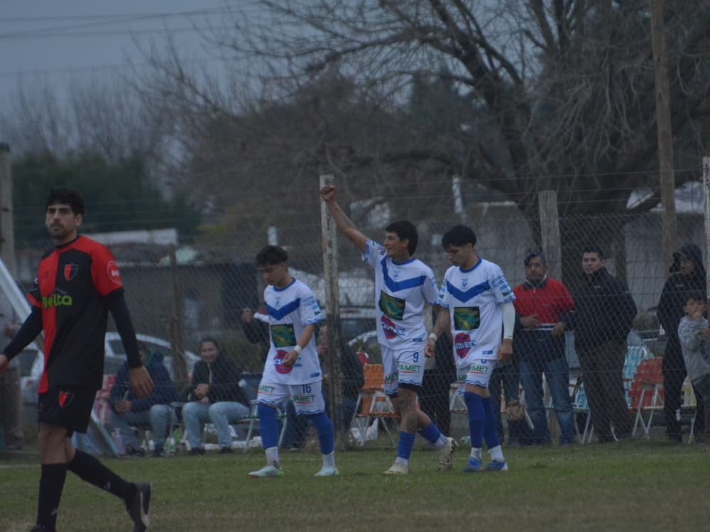 Sportivo Larroque ganó y quedó como único líder del ascenso tras la caída de Sporting ante Black River - imagen de origen