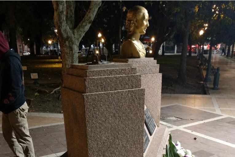 Jóvenes fueron detenidos tras vandalizar el busto de Perón en una plaza entrerriana - imagen de origen