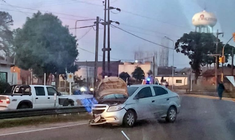Se registró un violento choque entre dos autos en el acceso sur a Concordia - imagen de origen