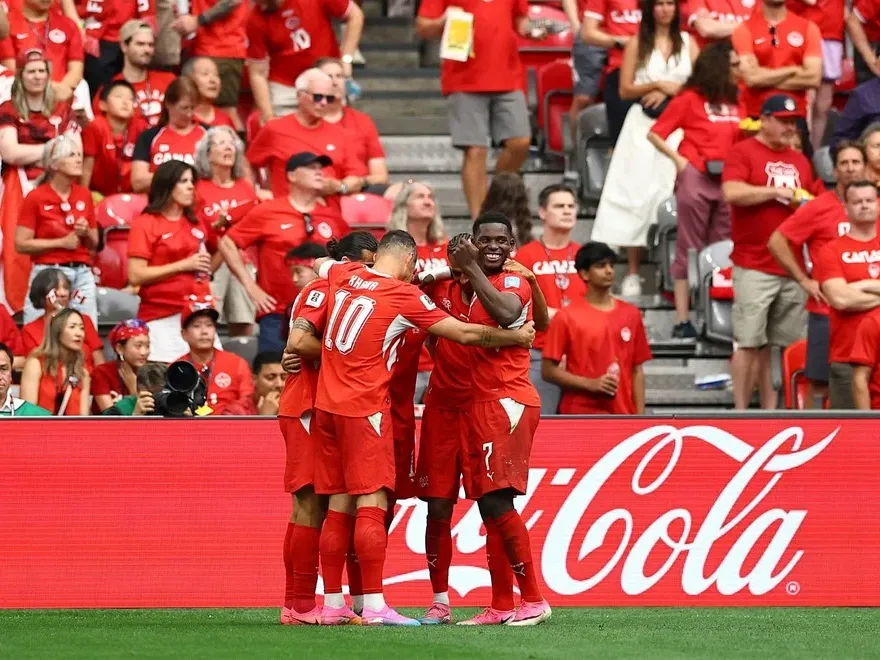 Suiza se complicó en el final, pero venció a Canadá y le arrebató el primer puesto del Grupo B - imagen de origen