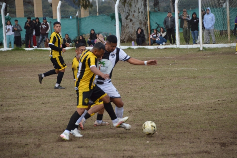 Todo sigue igual en la Primera B del fútbol local - imagen de origen