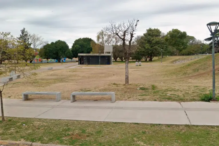 Detuvieron a una mujer por realizar grafitis en los baños de la plaza Mujeres Entrerrianas - imagen de origen