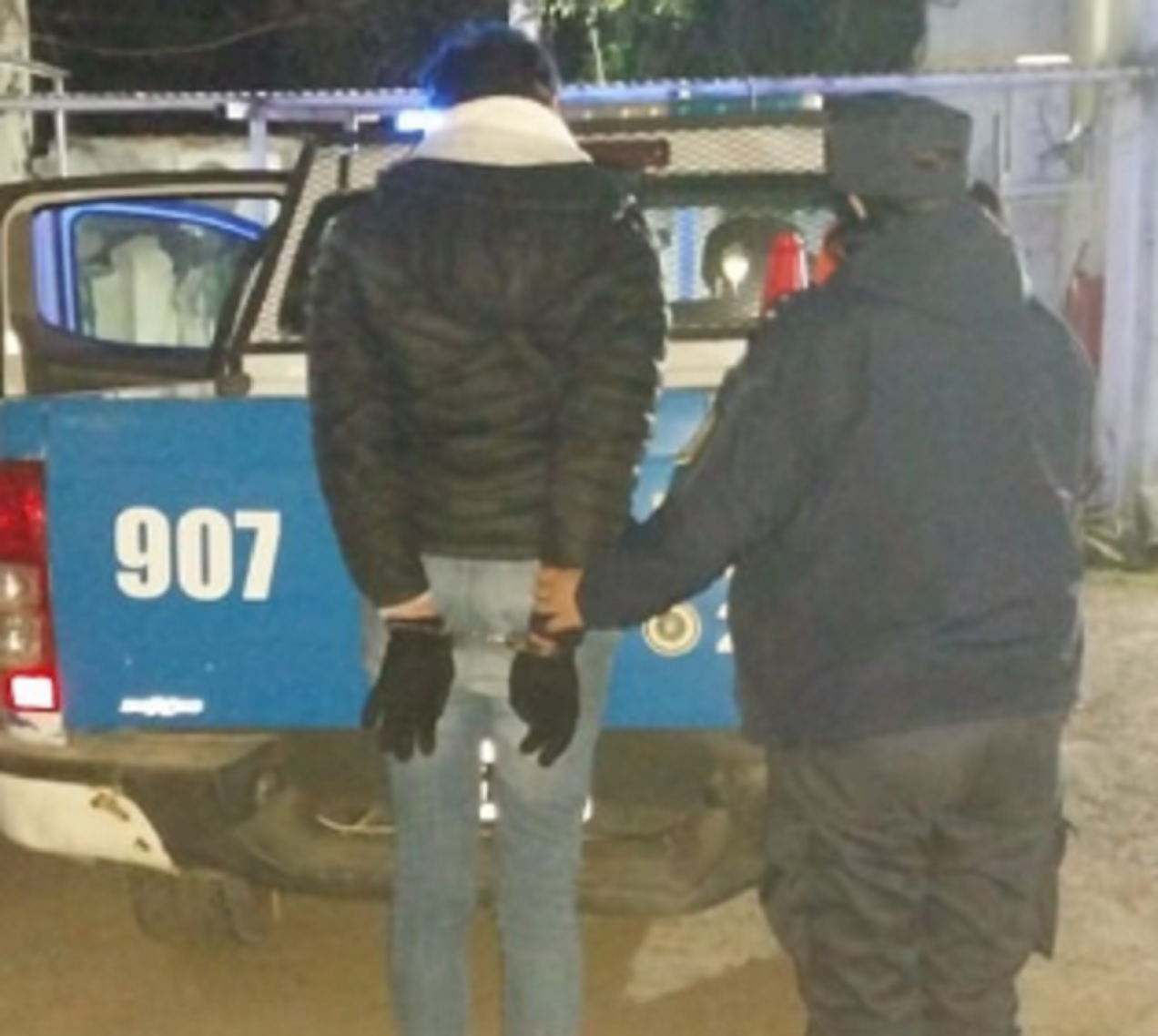 San Benito: mujer arrojó piedras contra ventanas de una vivienda y golpeó un automóvil - imagen de origen